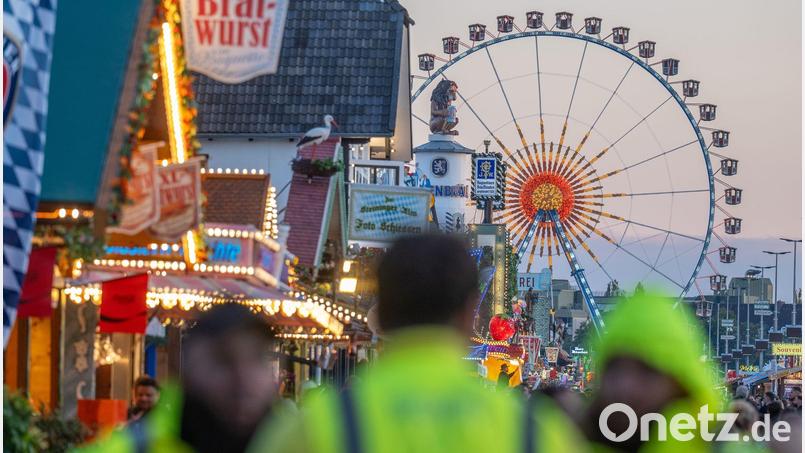 Nach einer Bombendrohung wurde am Mittwoch das Oktoberfest gesperrt. Am Abend startete dann der Festbetrieb. Bild: Armin Weigel/dpa