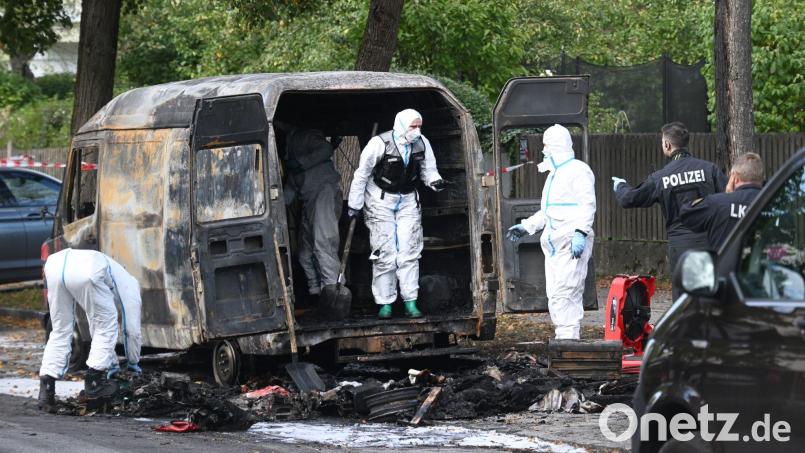 Auch ein Transporter brannte aus. Bild: Felix Hörhager/dpa