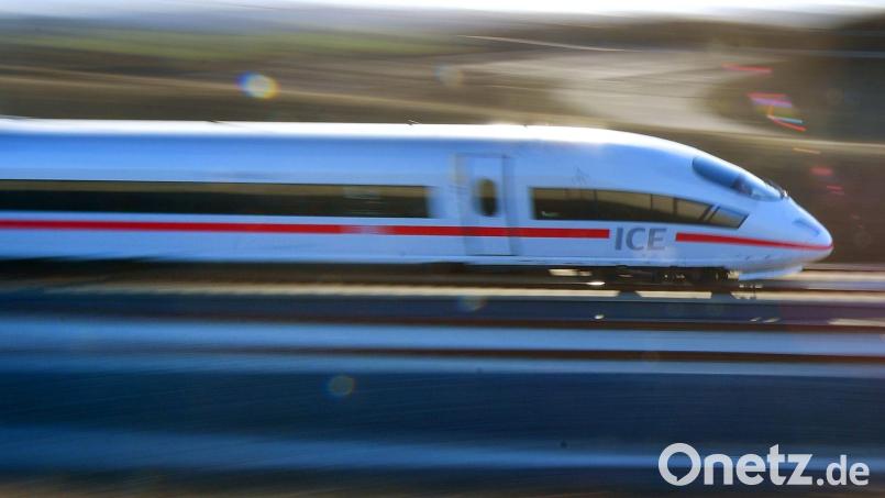 Ein ICE von Berlin nach München legte eine Notbremsung ein - wegen eines Schwarzfahrers. (Symbolbild) Bild: Martin Schutt/dpa-Zentralbild/dpa
