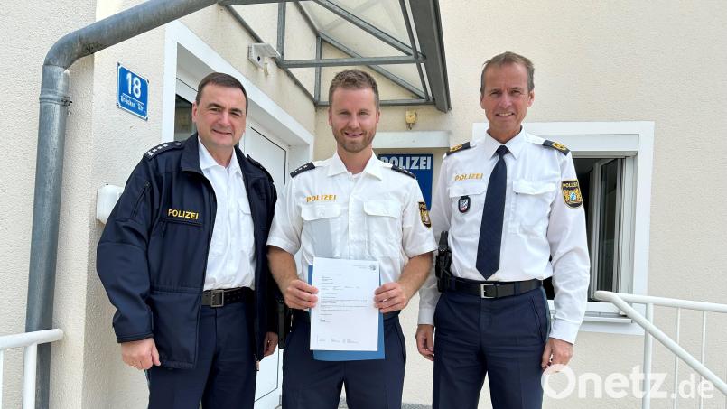 Erster Polizeihauptkommissar Franz Wenig (links) und Polizeivizepräsident Robert Fuchs (rechts) gratulierten Polizeihauptkommissar Mario Mühlbauer zu seiner neuen Funktion als Leiter der Polizeistation Nittenau. Bild: PSt Nittenau/Michl