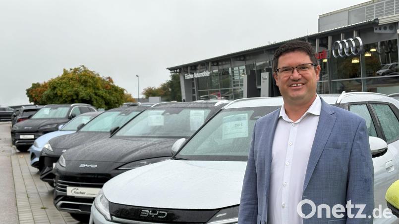 Thomas Fischer freut sich über die neuen BYD-Fahrzeuge vor dem Autohaus in Ursensollen. Bild: Nils Ganzmann