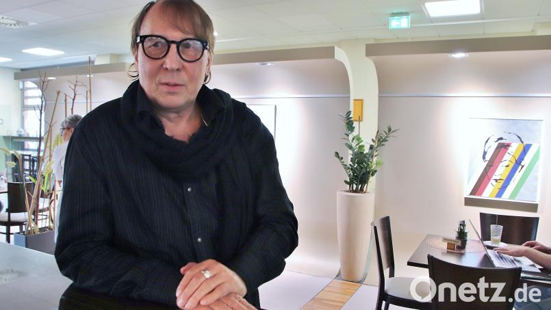 Der aus Schwandorf stammende und bei Augsburg lebende Autor Wolfsmehl stellt im Café Coffeino in Schwandorf seine beiden neuen Bücher vor. Bild: Thomas Dobler