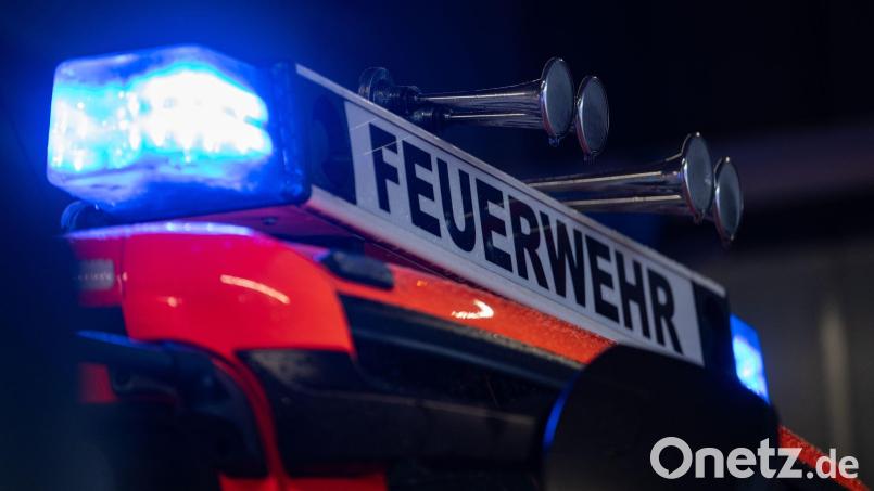 Zunächst gingen die Einsatzkräfte davon aus, das ganze landwirtschaftliche Anwesen würde brennen. Symbolbild: Marijan Murat/dpa