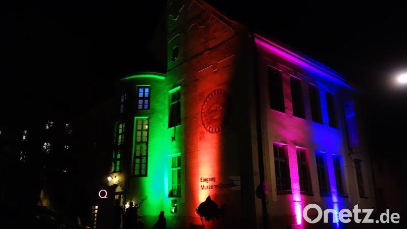 Das MuseumsQuartier ist nicht nur von außen bunt angeleuchtet, sondern bietet auch im Inneren ein buntes Programm. Es ist bei der Langen Nacht am 24. Oktober an der Reihe. Bild: Birgit Plößner