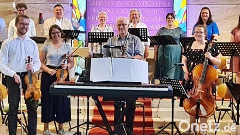 Regionalkantor Stephan Merkes (Dritter von links) spielt mit seinen Sängern und Musikern in Brand. Archivbild: ld