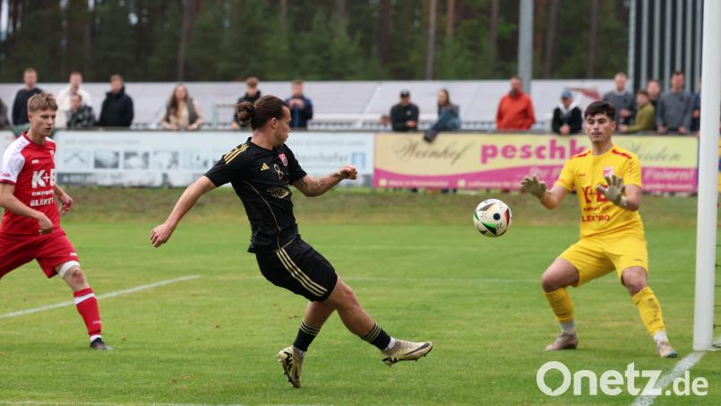 David Bezdicka (Mitte) und der SC Luhe-Wildenau treffen in der Fußball-Landesliga Mitte am kommenden Samstag auf den TSV Seebach. Archivbild: Dieter Jäschke