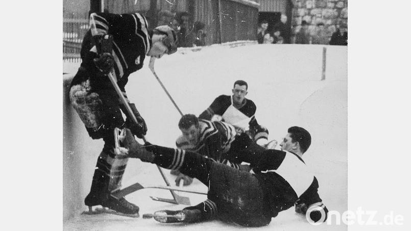 Eishockey Anfang der 50er Jahre in Amberg. Das Bild wurde am 4. Januar 1954 aufgenommen. Damals spielte man im Englischen Garten ohne Helm und mit Holzschlägern. Bild: Archiv ERSC Amberg
