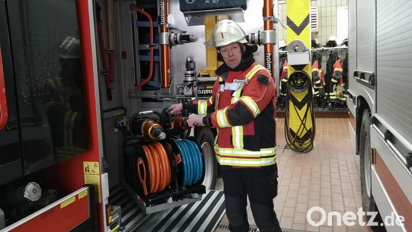 Franz Bauernfeind – hier auf dem Bild aus dem Jahr 2024 noch mit Kommandanten-Helm – gehört nach wie vor zur aktiven Truppe der Feuerwehr Mitterteich. Archivbild: lnz