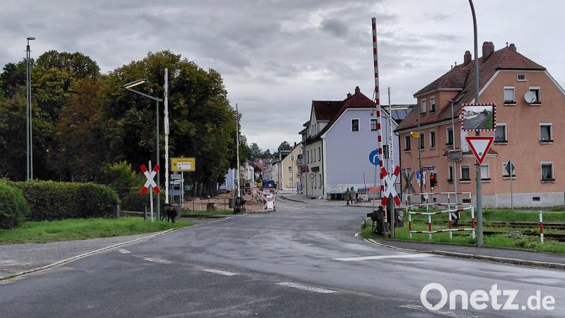 Bleibt es bei Doppelhalbschranken mit Schrankenwärter oder kommen automatisch gesteuerte Halbschranken? Dies ist nur eine von mehreren Fragen, denen sich dei Bahn bei der Modernisierung des Schienenübergangs beim Friedhof stellen muss. Bild: Bernhard Piegsa