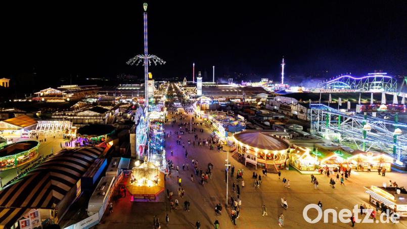 Das Münchner Oktoberfest durfte am Mittwochabend nach einer Bombendrohung wieder öffnen. Bild: Daniel Karmann/dpa
