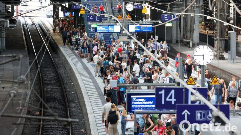 Über das lange Wochenende müssen sich Reisende auf volle Züge einstellen. (Archivbild) Bild: Bodo Marks/dpa