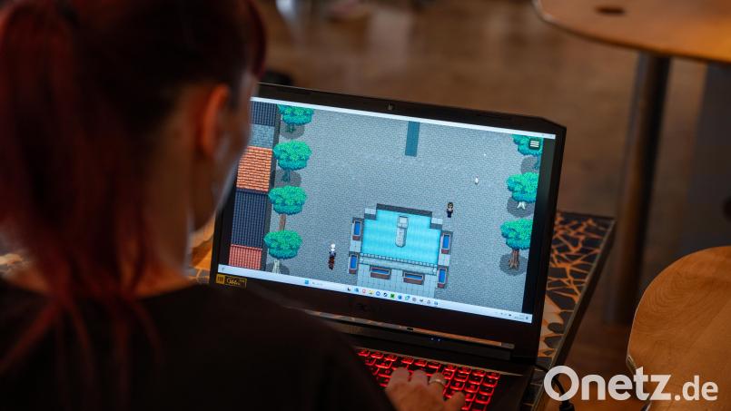 Denise Schatzkowski stellt das neue Spiel &quot;Digitales Weiden&quot; vor. Bild: Franka Eichl