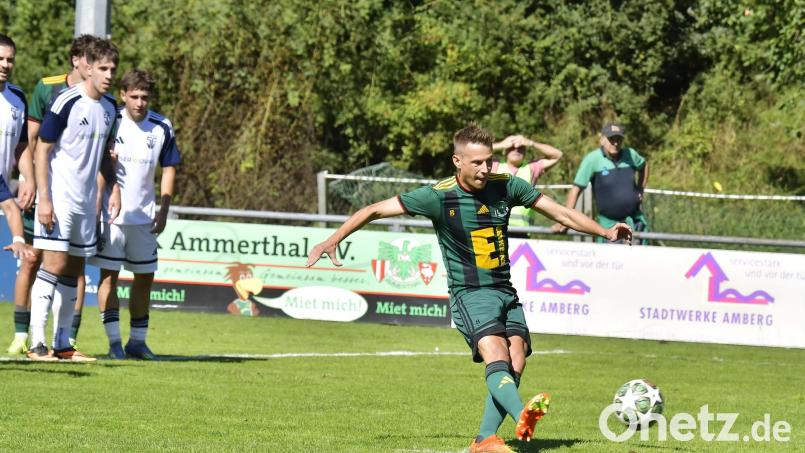 Dominik Haller (rechts) verwandelt einen Elfmeter. Der Rückkehrer hat bereits acht Mal in dieser Saison getroffen. Bild: Hubert Ziegler