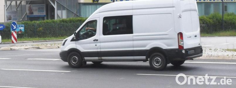 Vor einem weißen Kleintransporter wird in sozialen Medien gewarnt – der Fahrer soll angeblich in Tirschenreuth Leute zum Mitfahren auffordern. Bei diesem Foto handelt es sich um ein Symbolbild. Symbolbild: Gabi Schönberger