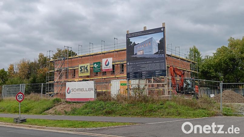 Nach der Grundsteinlegung im Sommer 2024 wurde das neue VLE-Gebäude an der Falkenberger Straße relativ schnell hochgezogen und winterfest gemacht. Nach der Austrocknungsphase und dem Innenausbau soll noch 2025 Einweihung gefeiert werden. Bild: as