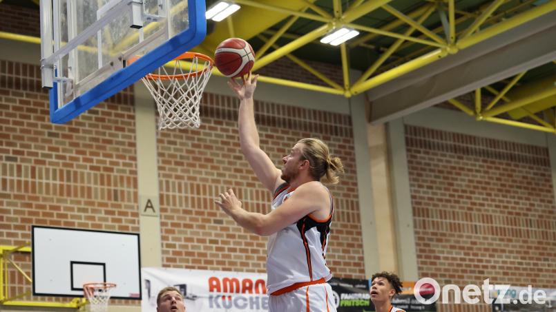 Jonas Meißner versenkt den Ball sicher im Korb. Bild: Dieter Jäschke