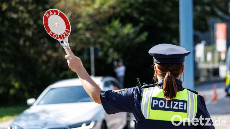 Grenzpolizisten kontrollierten einen gesuchten Straftäter in Waidhaus. Symbolbild: Matthias Balk/dpa