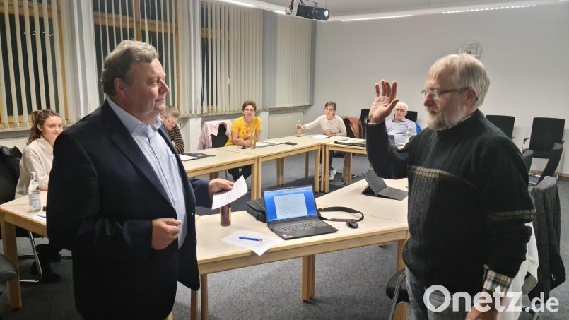 Karl Hauer legte vor Bürgermeister Dr. Gerhard Kellner und den Gemeinderäten den Eid zum Feldgeschworenen ab. Bild: sne