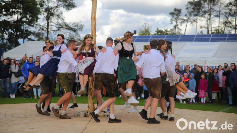 Das Austanzen des Kirwabaums wird auch in diesem Jahr auf der Etzenrichter Dorfkirwa ein riesen Spaß für die Tänzer und für das Publikum. Bild: war