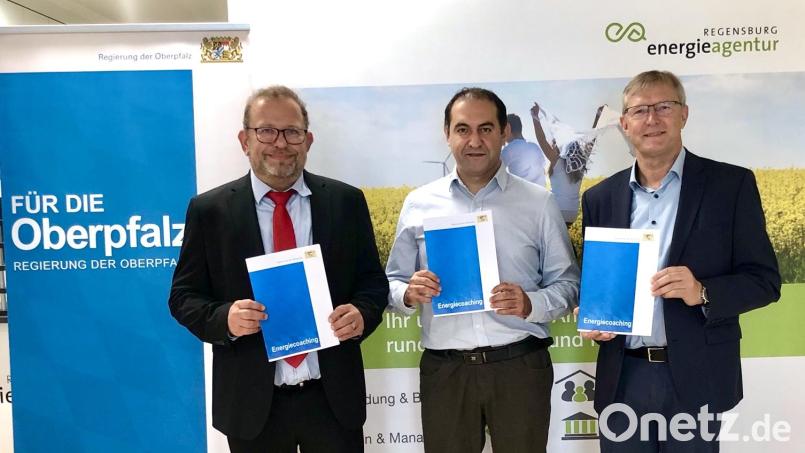 Martin Kiesl (Leiter Bereich Wirtschaft, Landesentwicklung, Heimat und Verkehr an der Regierung der Oberpfalz, von links), Yusuf Gökcel (Geschäftsführer Energie-Technologisches Zentrum Nordoberpfalz) und Ludwig Friedl (Geschäftsführer Energieagentur Regensburg) unterstützen Kommunen auf ihrem Weg zur Energiewende. Bild: Regierung der Oberpfalz/Denner