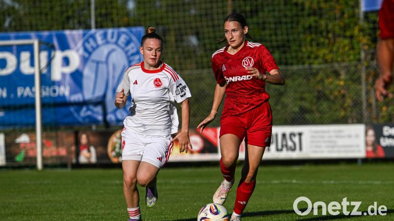 Marie Karpf (rechts) und die Fußballerinnen des TSV Theuern treten am kommenden Sonntag gegen die Zweitvertretung des FC Ingolstadt 04 II in der Fußball-Bayernliga an. Archivbild: Loeffler, Jonas