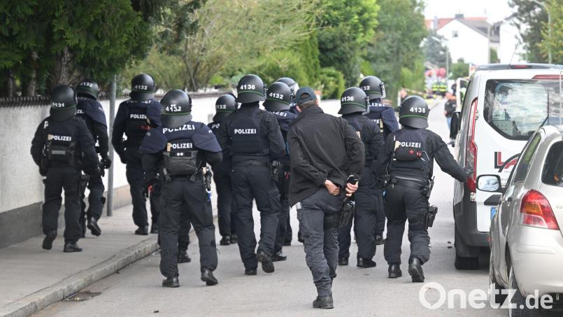 Mit einem Großaufgebot war die Polizei vor Ort. Bild: Felix Hörhager/dpa