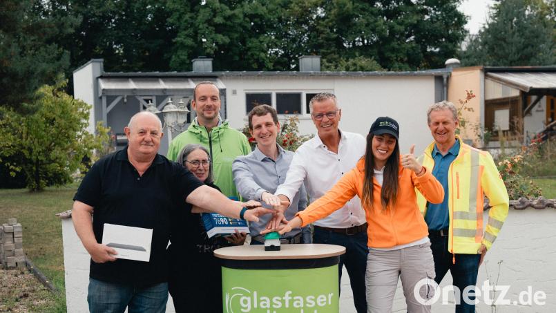 Christian und Carmen Renner (rechts) nehmen zusammen mit Erstem Bürgermeister Hermann Falk (Dritter von rechts) und Vertretern der beteiligten Firmen symbolisch den ersten Glasfaseranschluss im Hirschauer Kerngebiet in Betrieb. Bild: fg