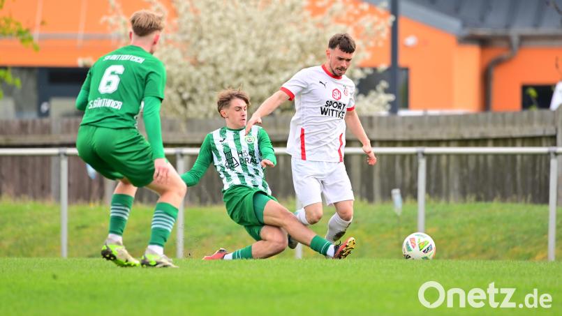Alexander Dylda (Mitte) traf zum 2:0 für den SV Mitterteich beim TSV Obernsees. Archivbild: Schrems, Thomas