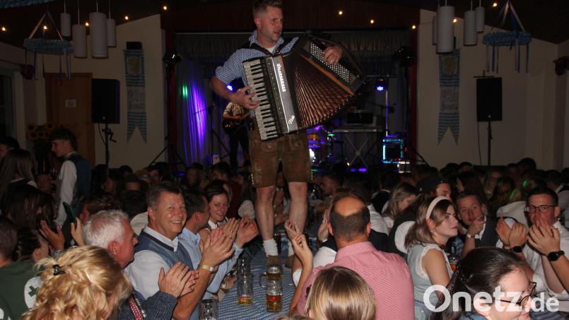 Tobi Lautner mit seiner Quetsch&#039;n mitten im Partyvolk. Bild: kro