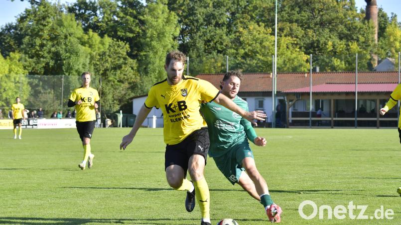 Philipp Götz (rechts) erzielte zwar den ersten Treffer der Partie, unterlag dem FC Amberg um Spielertrainer Mario Zitzmann dennoch mit 2:1. Bild: Hubert Ziegler