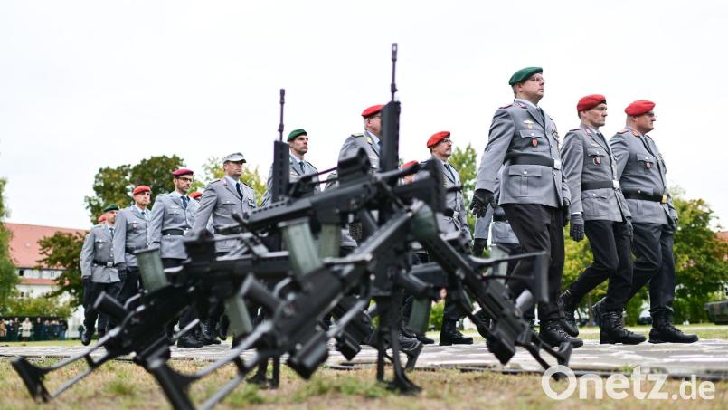 Die Bundeswehr soll attraktiver werden für junge Leute, denn der Bedarf ist aus Sicht der Regierung groß. (Archivbild) Bild: Sebastian Christoph Gollnow/dpa