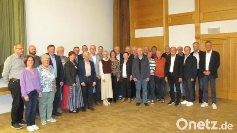 Sie alle waren und sind viele Jahre in Hirschauer Vereinen ehrenamtlich tätig und halten damit das vielschichtige Vereinsleben und die Stadt wie ein Netz zusammen. Geehrt wurden sie von 1. Bürgermeister Hermann Falk (rechts) und 2. Bürgermeisterin Bärbel Birner (13. von rechts). Bild: Gerhard Fleischmann