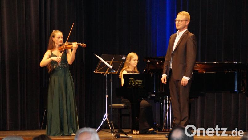 Begleitet von Pianistin Julia Vogl und Violinistin Veronika Pröbstl präsentierte Stephan Schlögl das Konzert. Bild: wel