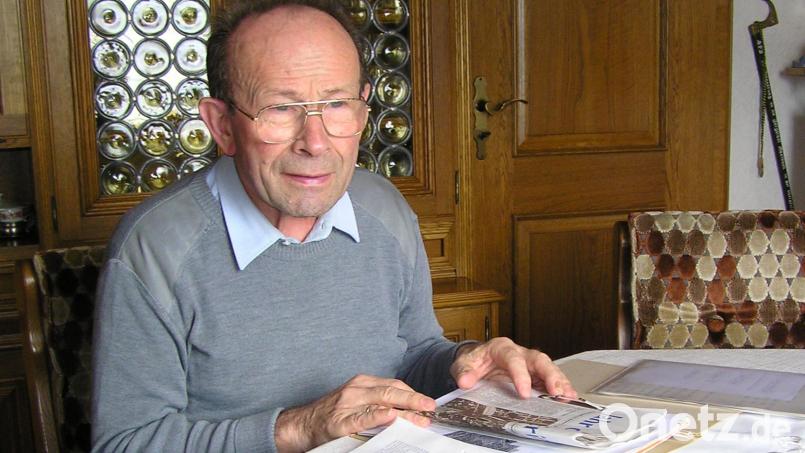 Konrad Adelmann bei der Zeitungslektüre. Der Träger des Bundesverdienstkreuzes war fast 30 Jahre lang Bürgermeister von Etzelwang. Archivbild: ds