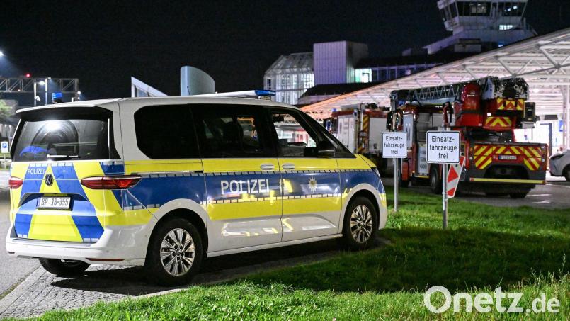 Polizei und Feuerwehr sind nach Drohnensichtungen und Flugausfällen am Flughafen München im Einsatz. Bild: Jason Tschepljakow/dpa