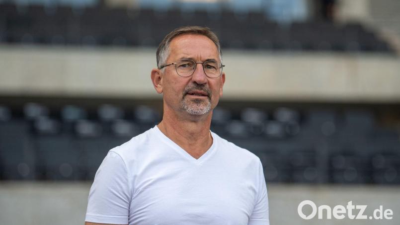 Nicht länger Sportchef in Regensburg: Achim Beierlorzer. (Archivbild) Bild: Sebastian Räppold/Matthias Koch/dpa