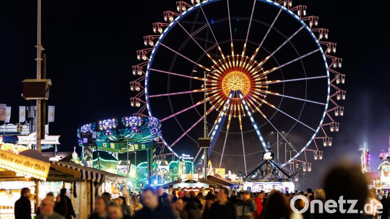 Das Münchner Oktoberfest im Dunklen. Hier soll am Abend eine Drohne geflogen sein. (Archivbild) Bild: Daniel Karmann/dpa