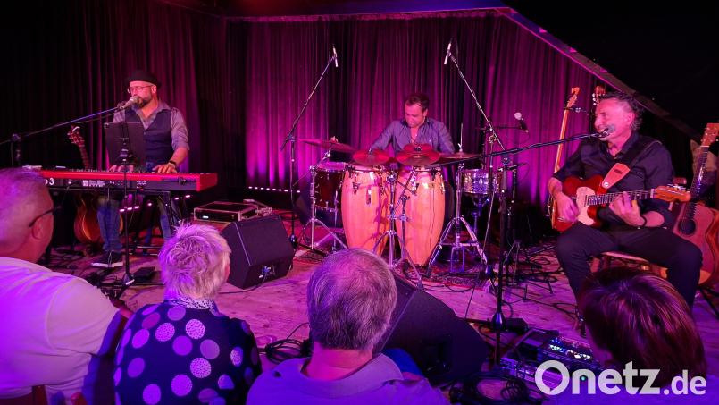 &quot;I Cantautori&quot; mit den drei Musikern Rocky Verardo, Andrea Paoletti und Richie Necker (von links) bescherten dem Schafferhof-Publikum ein außergewöhnliches Konzert mit der Musik italienischer Liedermacher. Bild: prh