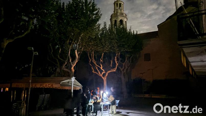 Während des Blackouts sitzen Gäste eines Straßencafés in der Kleinstadt Premià de Mar bei Barcelona im Licht von Taschenlampen und trinken lauwarmes Bier. (Archivbild) Bild: Jan-Uwe Ronneburger/dpa