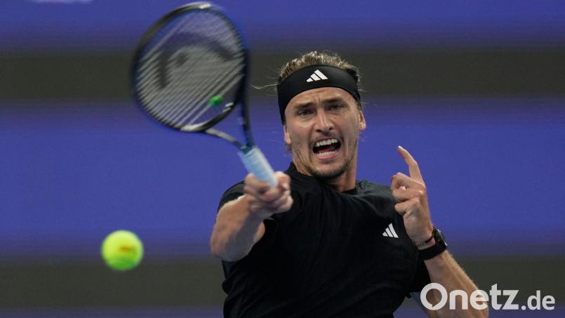 Alexander Zverev schafft es mit einiger Mühe in die nächste Runde von Shanghai. Bild: Mahesh Kumar A./AP/dpa
