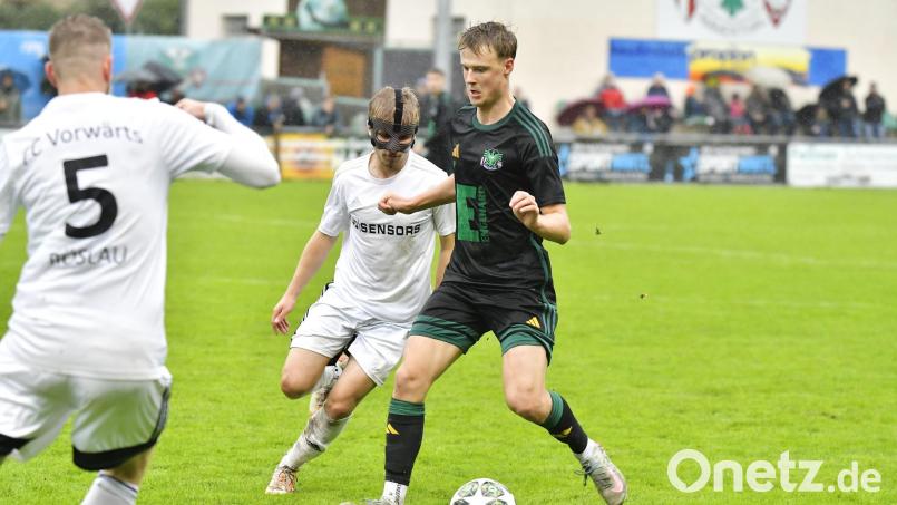 Der zweifache Torschütze Fabio Pirner (rechts) von der DJK Ammerthal wird in dieser Szene von &quot;Maskenmann&quot; David Thoma (Mitte) vom FC Vorwärts Röslau verfolgt. Bild: Hubert Ziegler