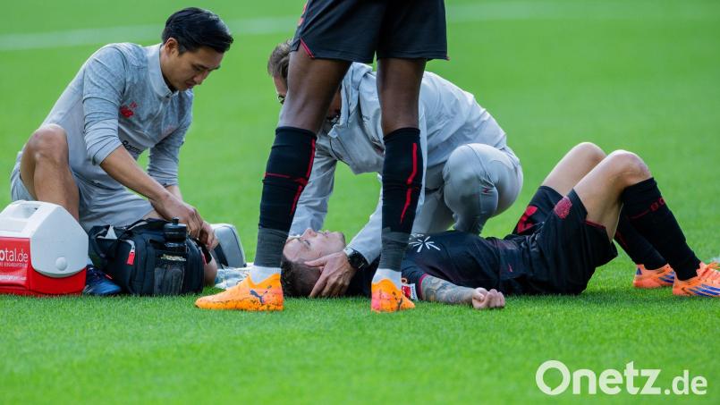 Bayer Leverkusens Kapitän Alejandro Grimaldo liegt nach einem Zusammenprall auf dem Boden. Bild: Rolf Vennenbernd/dpa
