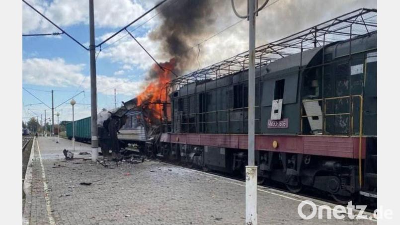 Viele Passagiere wurden bei dem Angriff auf einen Bahnhof in Schostka verletzt. Bild: Uncredited/Ukrainian Railway Press Office via AP/dpa