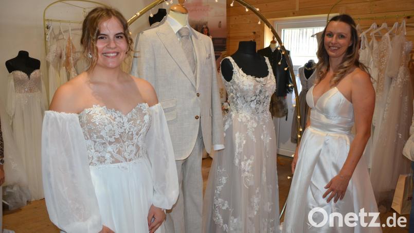 Diese zwei Models zeigten Brautmode vom Brautladen „Bezaubernd“ aus Mitterteich. Bild: jr