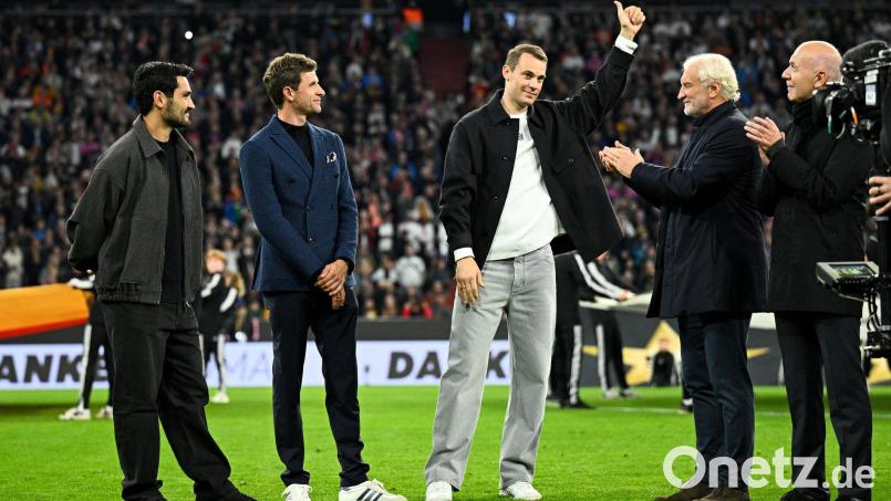 Rudi Völler (2. von rechts) kann die Diskussion um eine Rückkehr von Manuel Neuer (Mitte) verstehen. Bild: Tom Weller/dpa