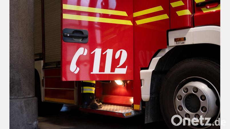Die Feuerwehr kommt zur Rettung und hilft dem Handwerker aus seiner misslichen Lage. (Symbolbild) Bild: Niklas Treppner/dpa