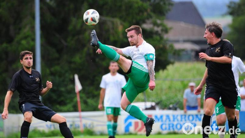 Florian Trottmann (Mitte) traf doppelt zum Heimsieg des SV Mitterteich gegen den TuS Schauenstein. Archivbild: tsc