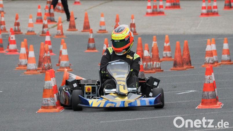 Der 16-jährige Spitzenfahrer des MSC Auerbach, Louis Sebald, testet das neue Elektro-Kart. Bild: kek