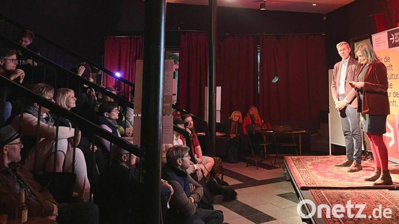 Landtagsabgeordnete Laura Weber und Max Wagner von der Stiftung Kulturzukunft Bayern stellten den Kulturatlas vor. Bild: Nina Pickelmann