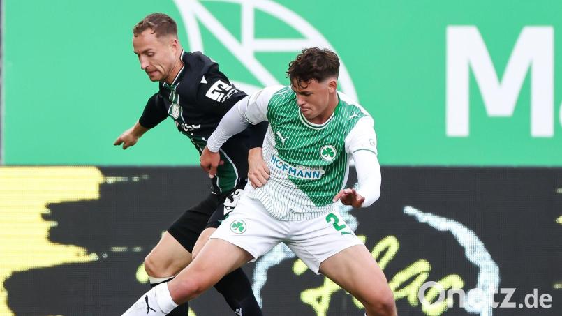 Hannover-Profi Maurice Neubauer (links) und der Fürther Lukas Reich kämpfen um den Ball. Bild: Daniel Löb/dpa
